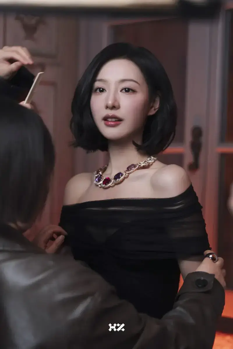 불가리 스톤헨지 모두 다르게 잘어울리는 김지원의 내용을 보여주는 이미지 관련 이미지 6