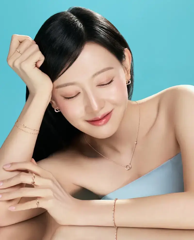 불가리 스톤헨지 모두 다르게 잘어울리는 김지원의 내용을 보여주는 이미지 관련 이미지 9